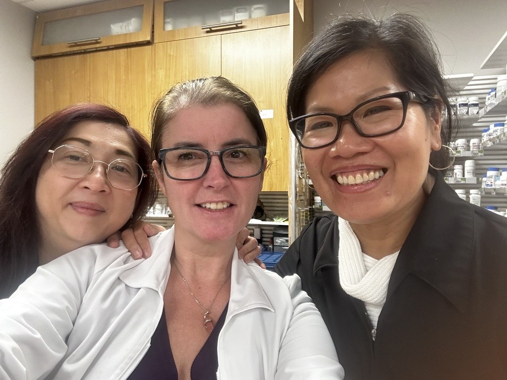 Trois membres de notre équipe à la pharmacie, souriantes et réunies